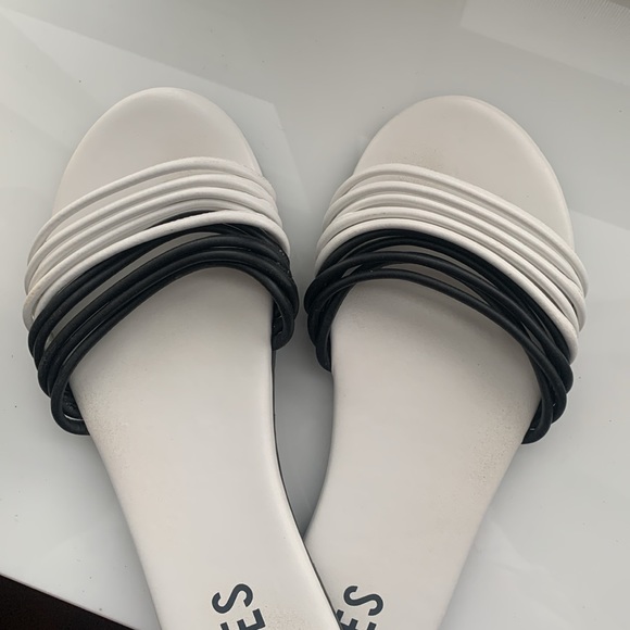 Really nice TKees Sandals - Picture 3 of 3